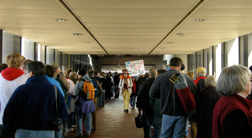 Rally attendants line up at the Orange line Vienna station, October 31, 2010. Photo by Haoyan of America
